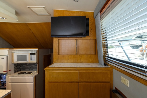 LINE UP 43ft Hatteras Yacht For Sale