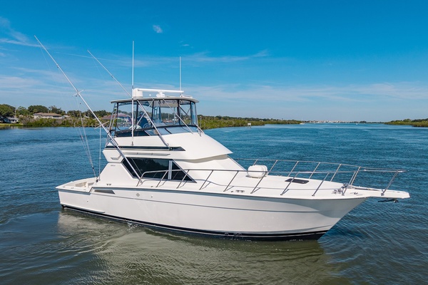 LINE UP 43ft Hatteras Yacht For Sale