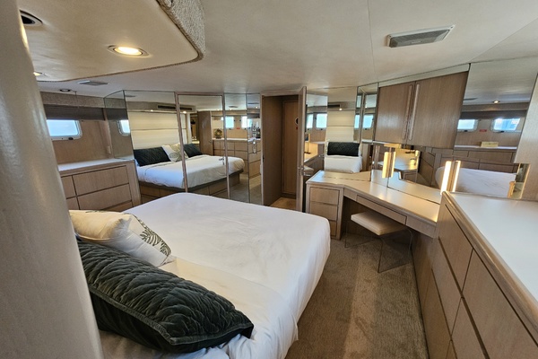70ft Hatteras Yacht For Sale