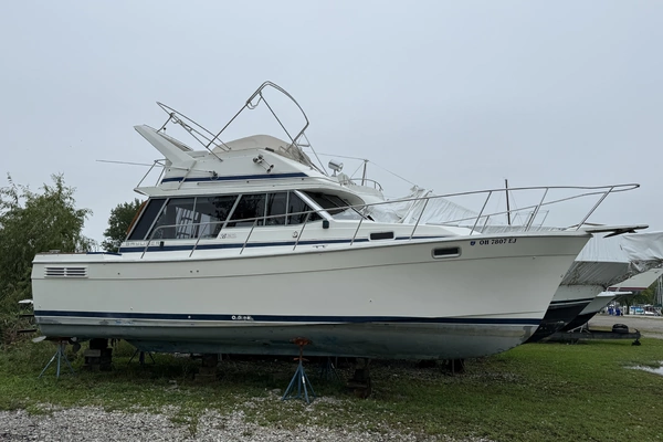 32-ft-Bayliner-1987--Lake Breeze LaSalle  Michigan United States  yacht for sale