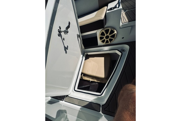 Cruisers 32ft Cruisers Sport Series Yacht For Sale
