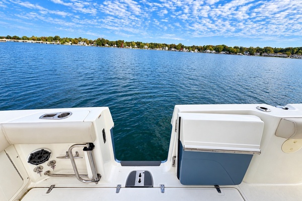 33ft Boston Whaler Yacht For Sale