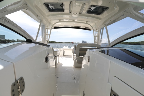 32ft Boston Whaler Yacht For Sale