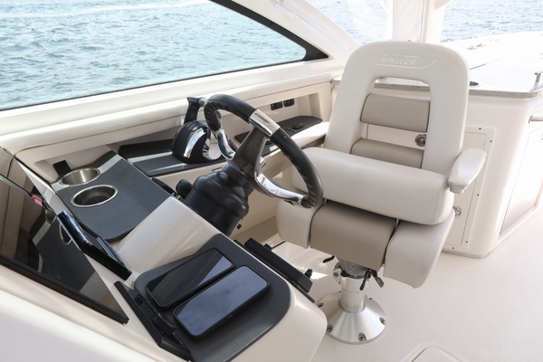 32ft Boston Whaler Yacht For Sale