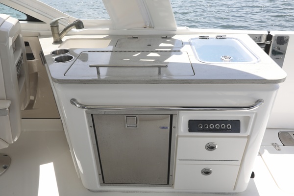 32ft Boston Whaler Yacht For Sale