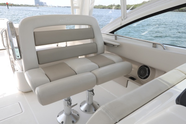32ft Boston Whaler Yacht For Sale
