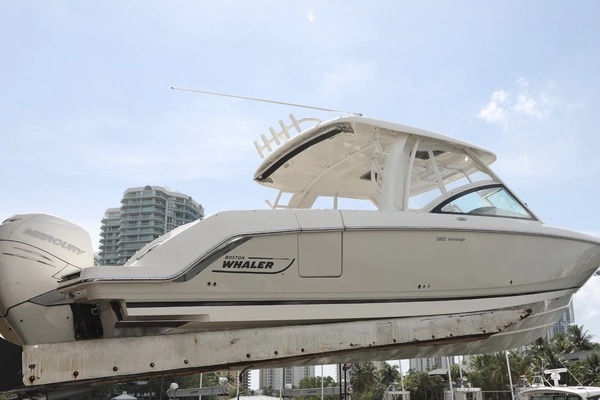 2016 Boston Whaler 320 Vantage