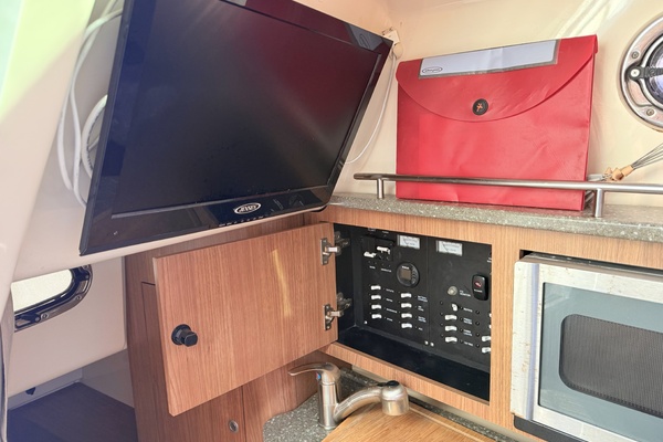28ft Boston Whaler Yacht For Sale