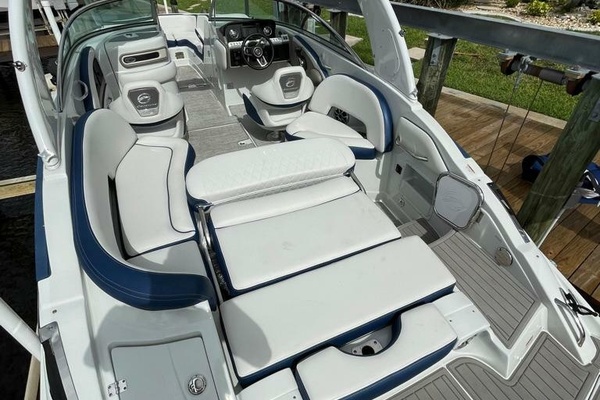 27ft Crownline Yacht For Sale