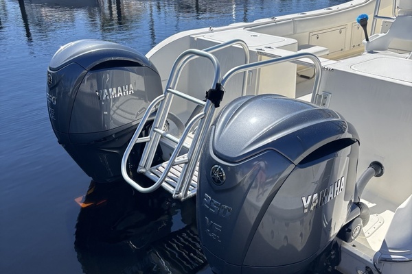 2004World Cat 33 ft    CatFish