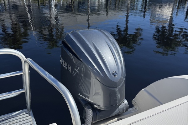 2004World Cat 33 ft    CatFish