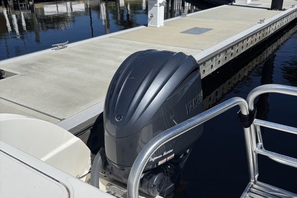 2004World Cat 33 ft    CatFish