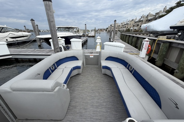 23ft Bennington Yacht For Sale