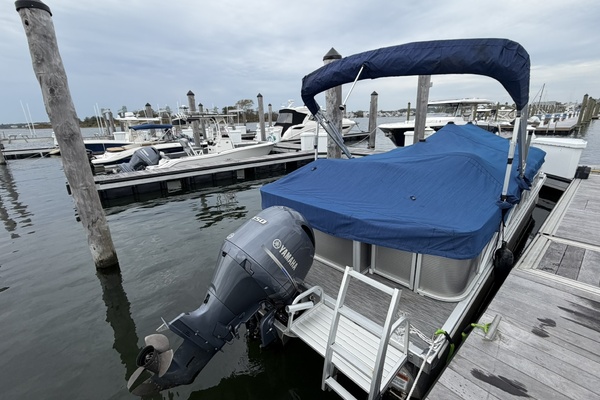 23ft Bennington Yacht For Sale