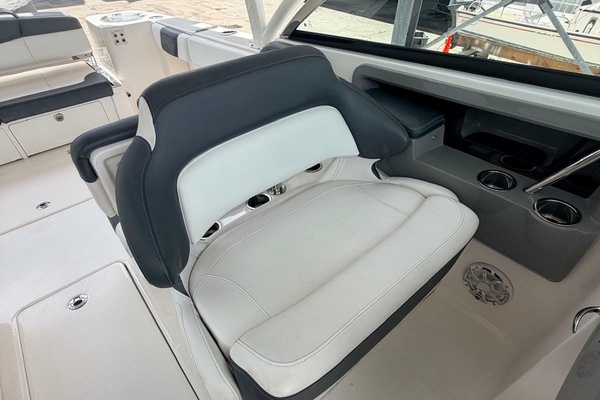 2019Robalo 31 ft
