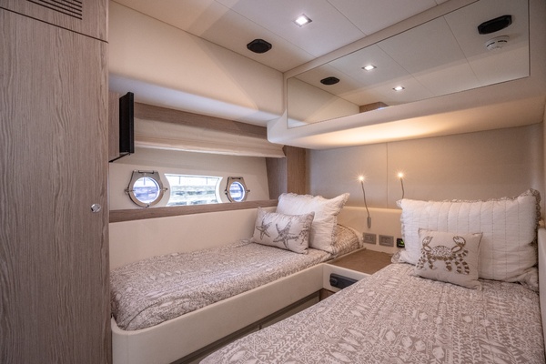 2016Ferretti Yachts 65 ft