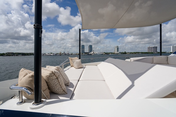 M Y 12 102ft Ocean Alexander Yacht For Sale