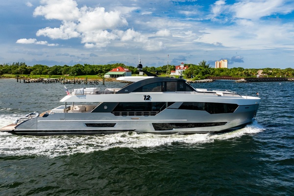 M Y 12 102ft Ocean Alexander Yacht For Sale