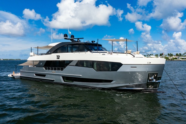 M Y 12 102ft Ocean Alexander Yacht For Sale