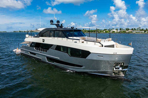 M Y 12 102ft Ocean Alexander Yacht For Sale