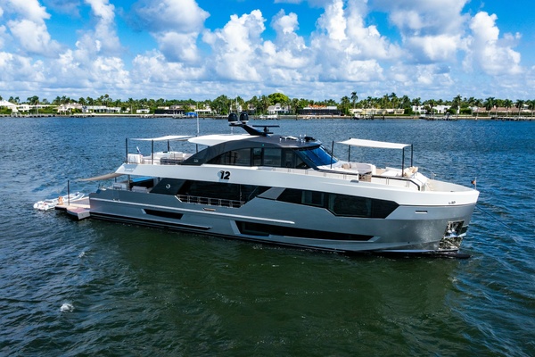 M Y 12 102ft Ocean Alexander Yacht For Sale