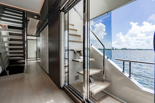 M Y 12 102ft Ocean Alexander Yacht For Sale