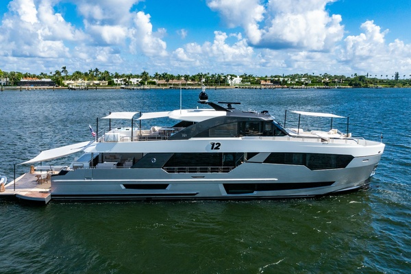 M Y 12 102ft Ocean Alexander Yacht For Sale