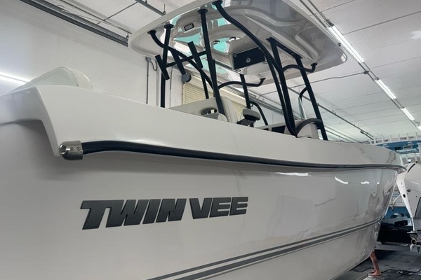 25ft Twin Vee Yacht For Sale