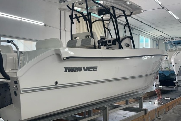 25ft Twin Vee Yacht For Sale