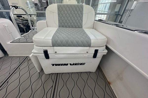 25ft Twin Vee Yacht For Sale