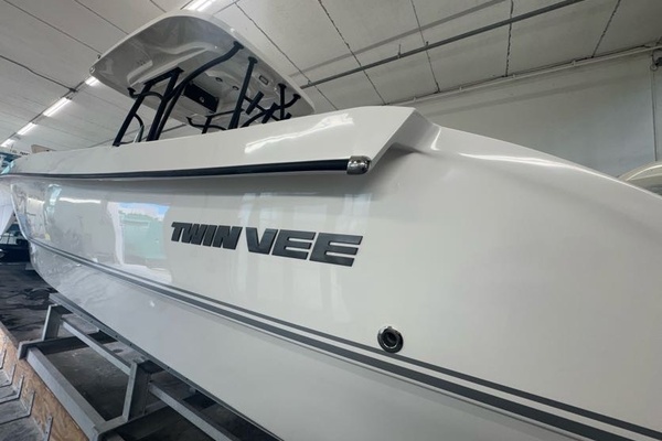 25ft Twin Vee Yacht For Sale