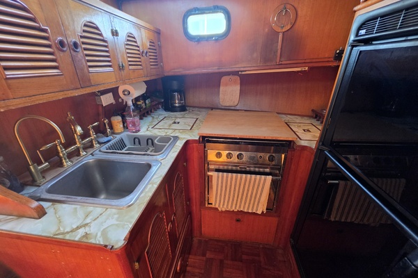 43ft Albin Yacht For Sale