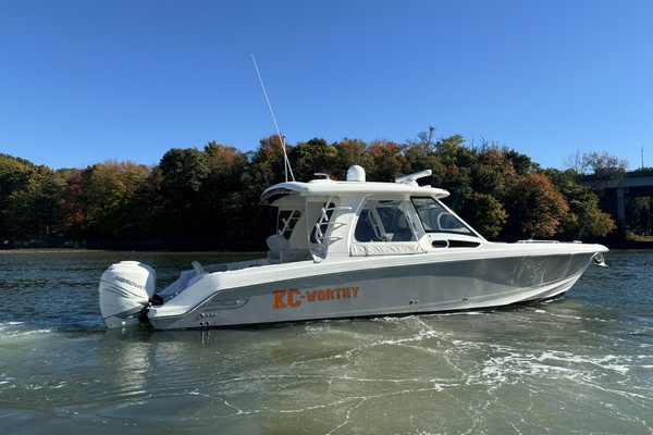 2018 Boston Whaler 350 Realm