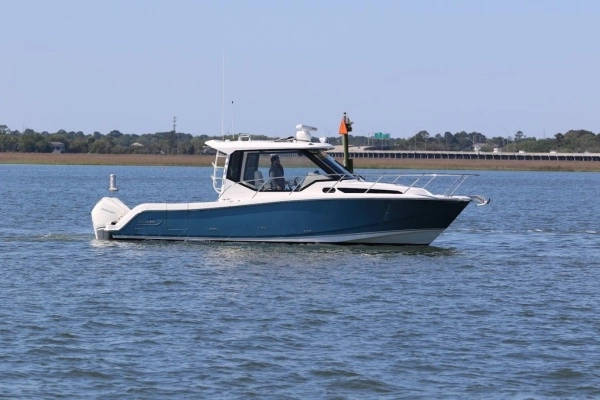 2021 Boston Whaler 325 Conquest