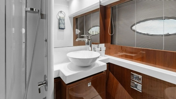 2016 Princess 64