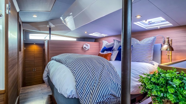 Going Around 44ft Aquila Yacht For Sale