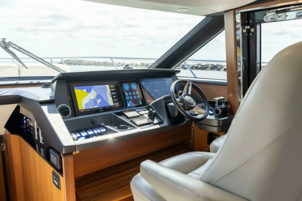 Photo of the 2019 Princess S65 "CREWSZING"
