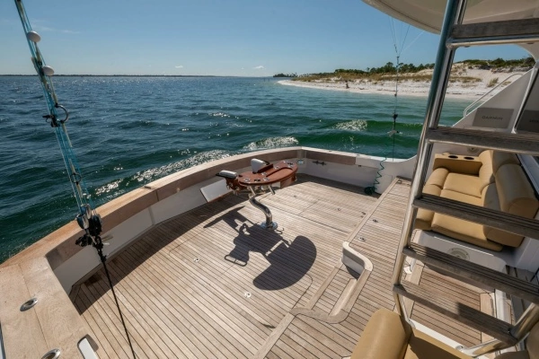 2005 Hatteras 68