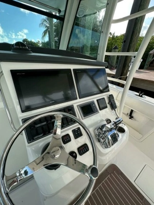 Boston Whaler 370 Outrage Yacht For Sale