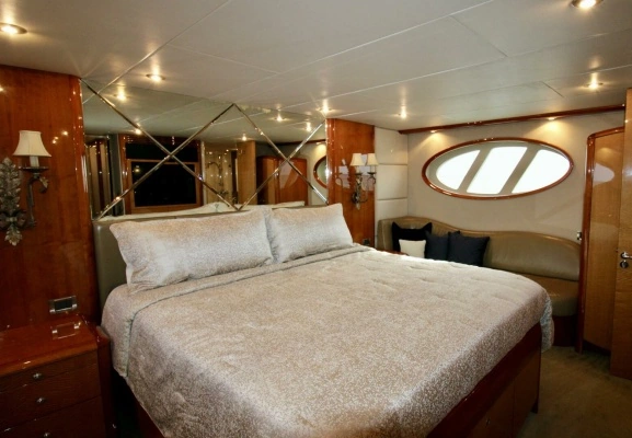 2007 Lazzara Yachts 74