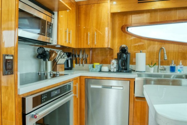 MAJESTIK 80ft Hatteras Yacht For Sale