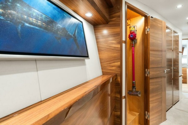 Viking 74 Convertible - Hallway