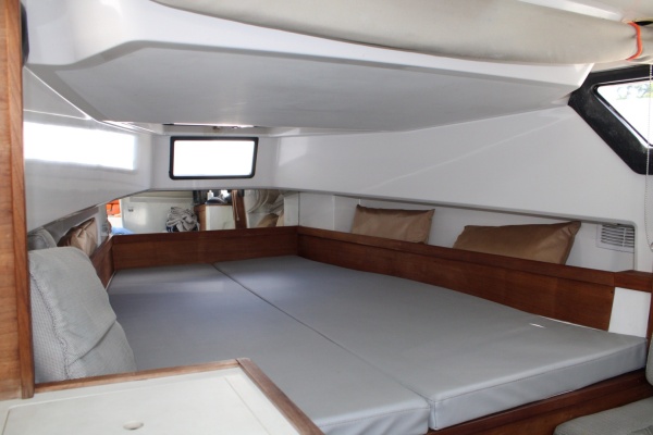 Axopar 37 - Cabin Berth