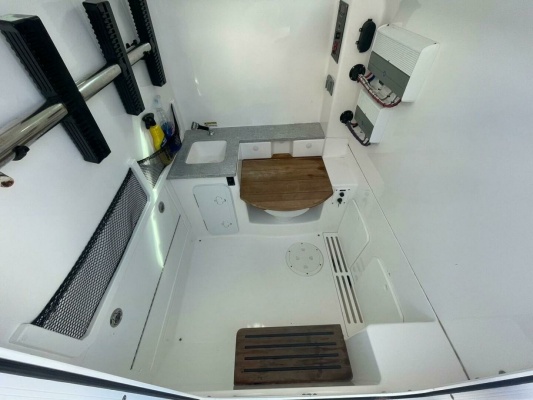 33ft Everglades Yacht For Sale