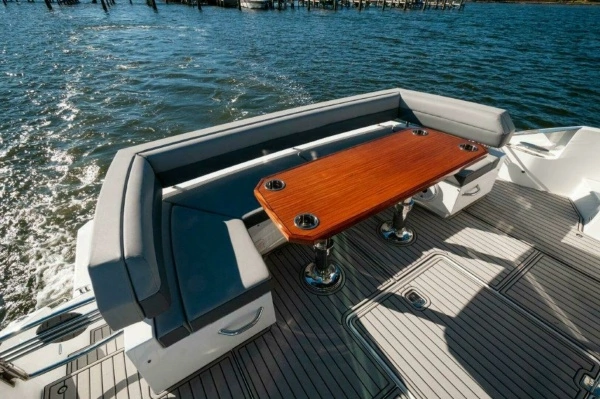 2020 Cruisers Yachts 60
