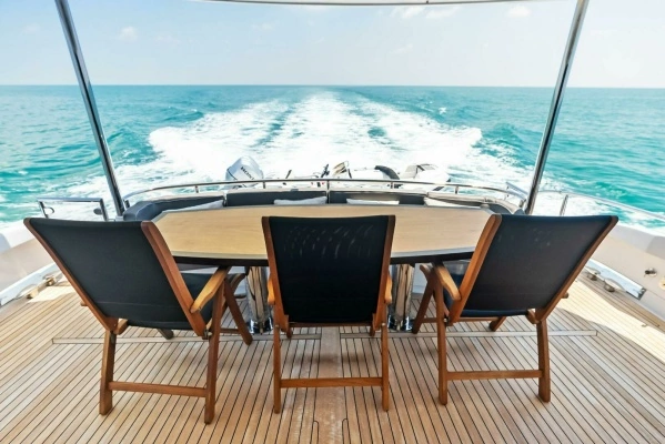 2006 Lazzara Yachts 84