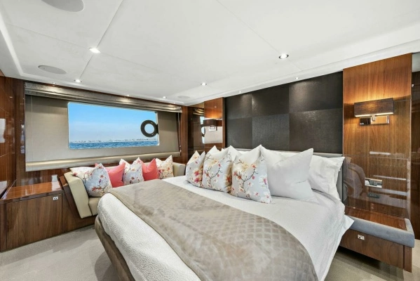 2015 Princess 72