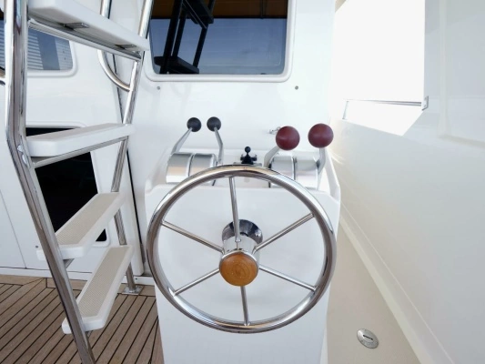 2000 Offshore Yachts 62