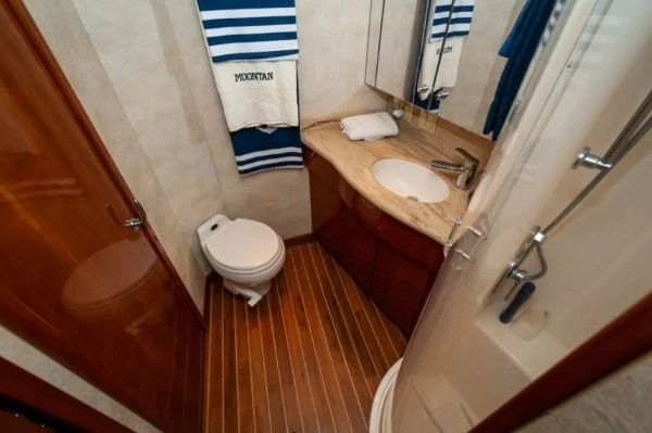 2002 Hatteras 65