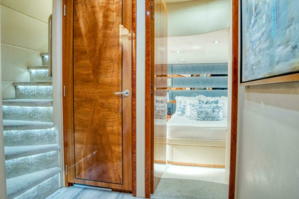 MAJESTIK 80ft Hatteras Yacht For Sale